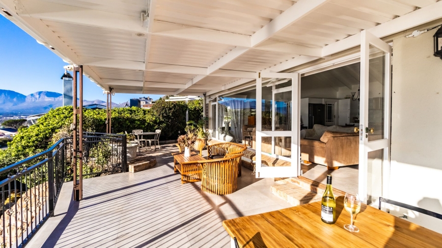 4 Bedroom Property for Sale in Mountainside Western Cape